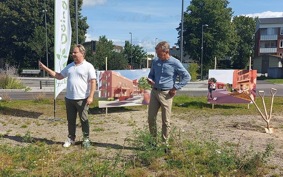 På bilden syns Göingehems ordförande Magnus Nilsson och projektchef Kent Göstasson prata.