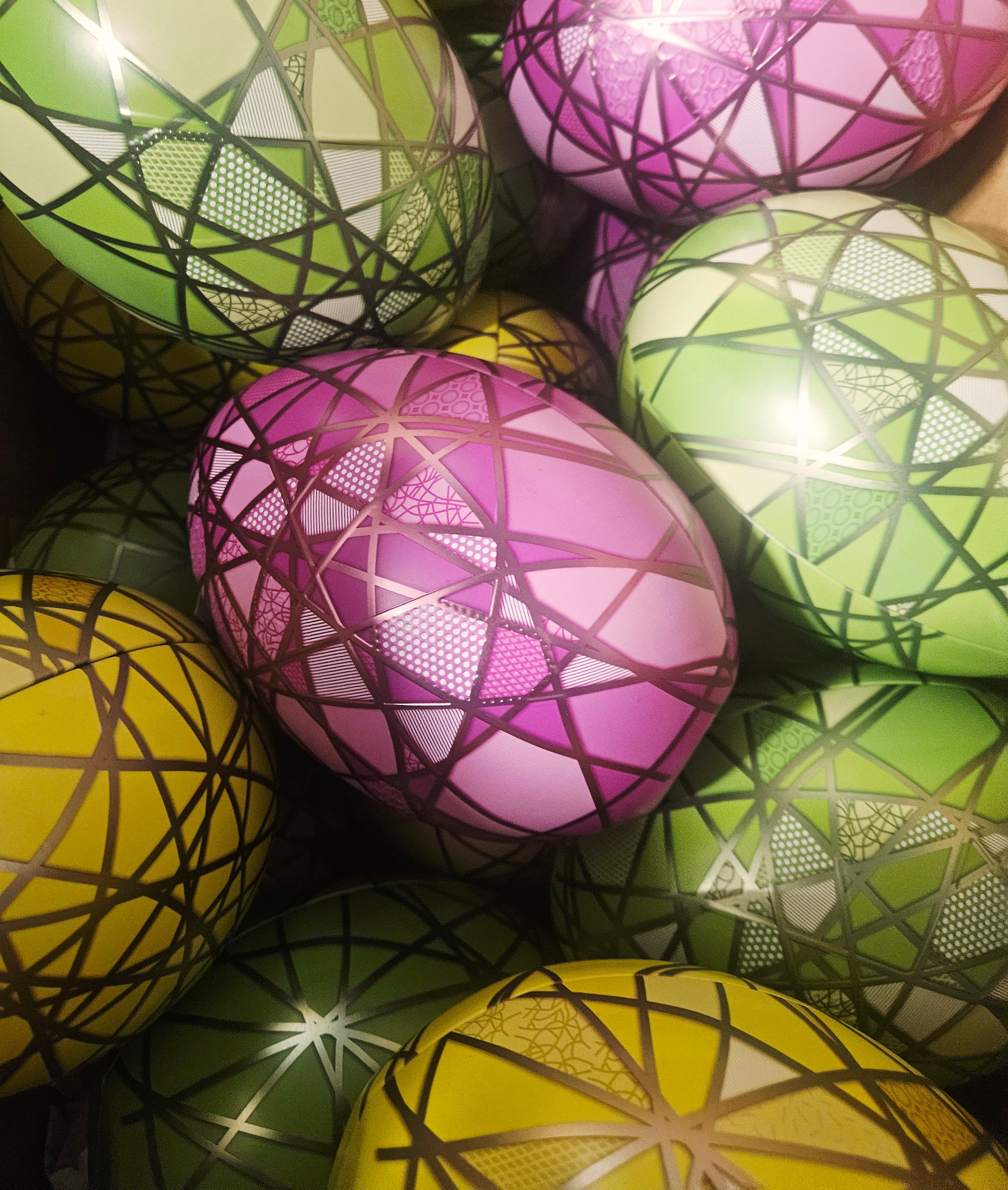 Närbild på flera påskägg i olika färger. 