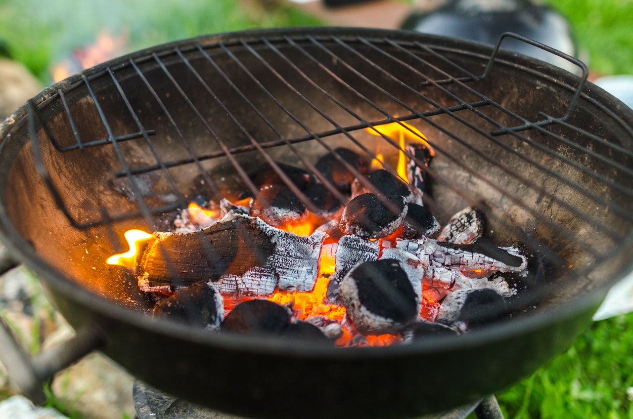 En grill med glödande kol