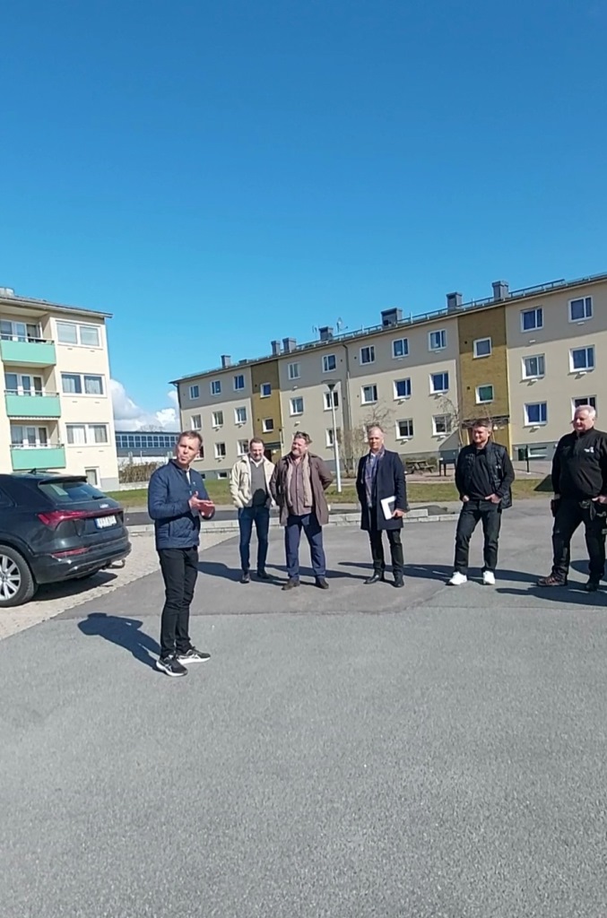 Magnus Nilsson håller tal på invigning av laddstation
