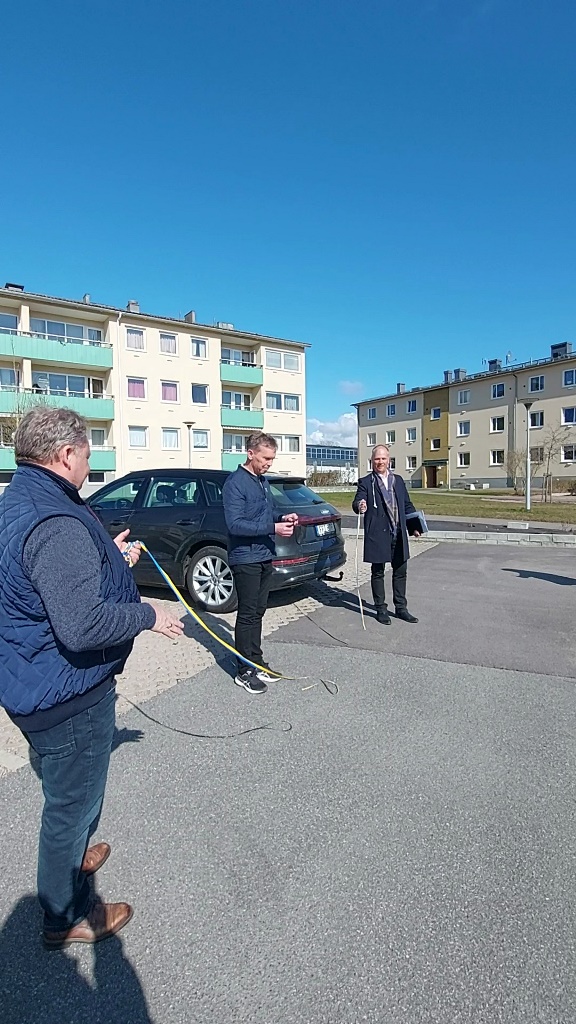 Magnus N klipper bandet invigning laddstation
