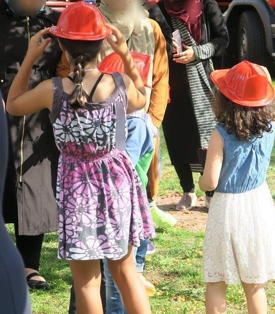 barn med brandhjälm