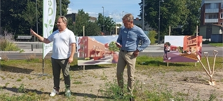 På bilden syns Göingehems ordförande Magnus Nilsson och projektchef Kent Göstasson prata.